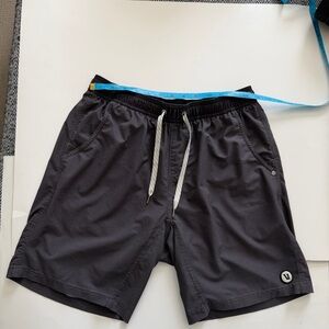 Men’s Vuori Kore Shorts size medium black & grey Striped Drawstring Shorts m